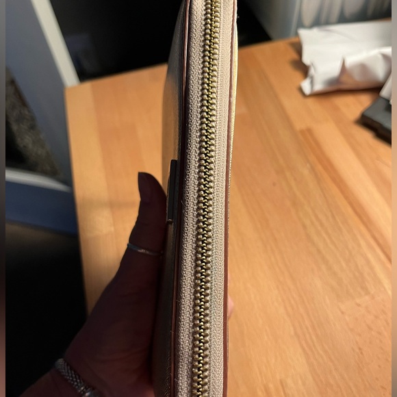 Kate Spade Long Zip Wallet in Rose Gold - EUC - Picture 3 of 7